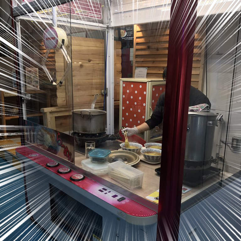 衝擊奇景《娃娃機裡的拉麵店》該不會沒夾到老闆就吃不到拉麵吧(?) 衝擊奇景《娃娃機裡的拉麵店》該不會沒夾到老闆就吃不到拉麵吧(?)