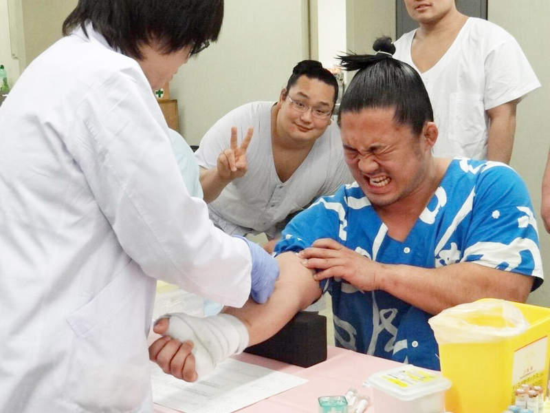 痛痛der❤《相撲力士打針表情集》想不到超級壯漢也有這樣怕疼的畫面XD 痛痛der❤《相撲力士打針表情集》想不到超級壯漢也有這樣怕疼的畫面XD