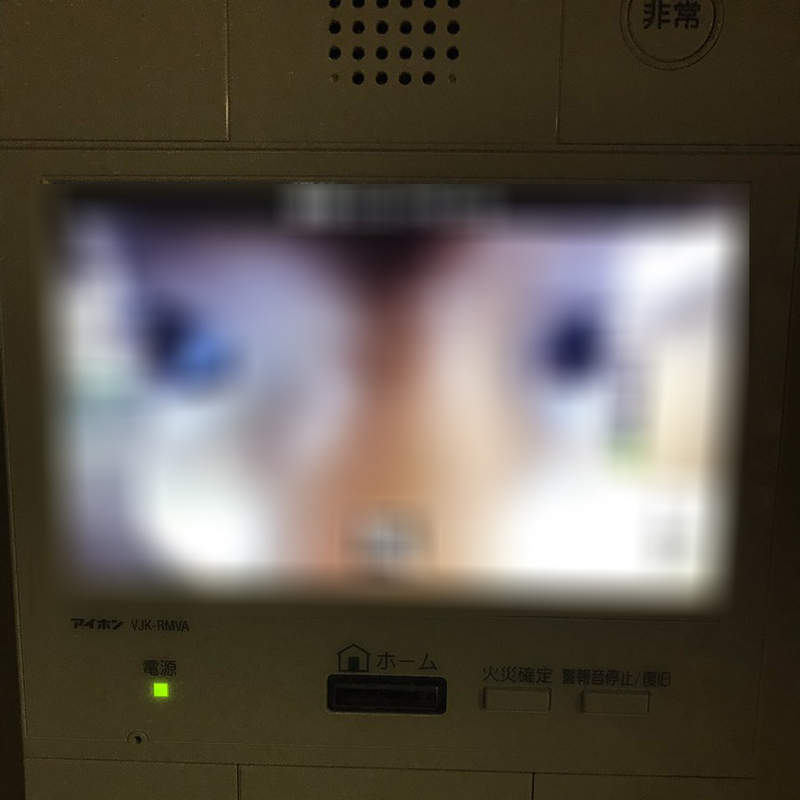 《恐怖對講機畫面》門鈴另一端的不明生物,最可怕在於他的真實身分... 《恐怖對講機畫面》門鈴另一端的不明生物,最可怕在於他的真實身分...