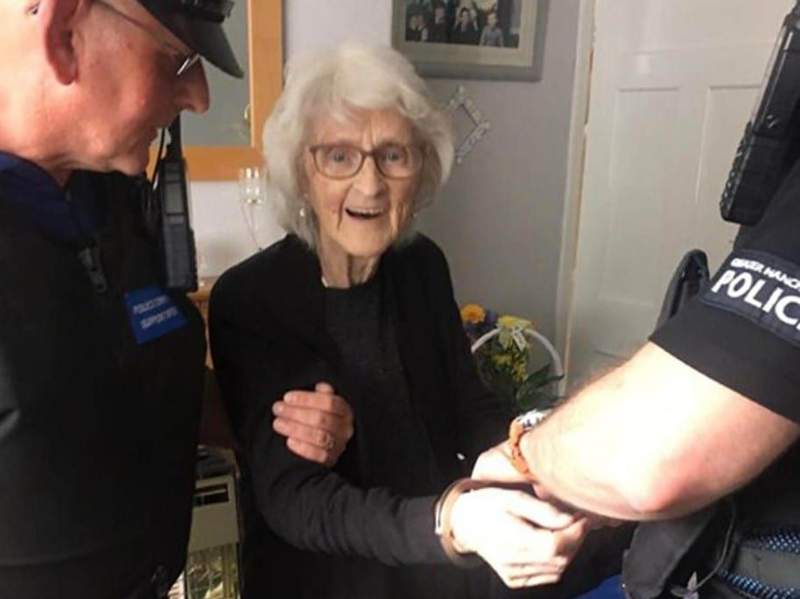 「阿嬤調皮了」一生奉公守法 93歲阿嬤 被逮捕的夢想由警察幫忙實現
