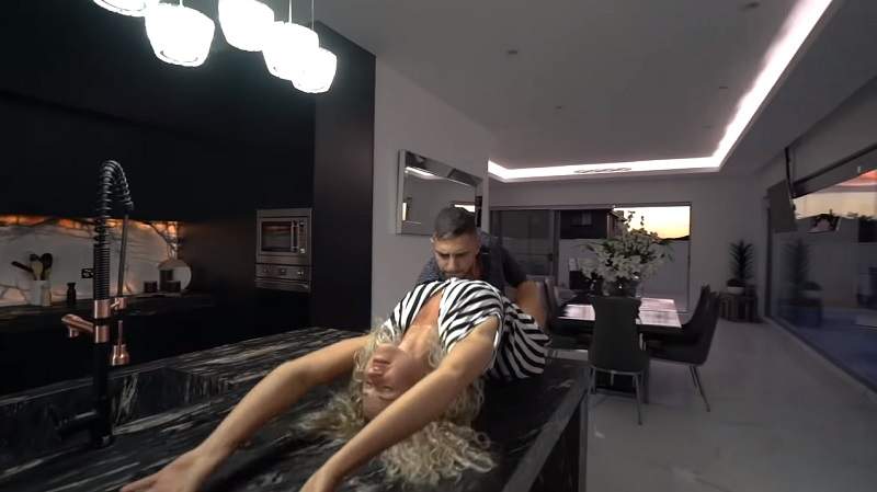 被喻為史上最尷尬的《房產廣告》觀眾不能理解在家裡跳舞的意思是...? 被喻為史上最尷尬的《房產廣告》觀眾不能理解在家裡跳舞的意思是...?