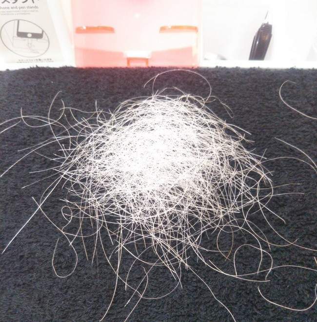 《拔白髮專門店》有人一口氣就拔了400根這會不會太多啊(汗) 《拔白髮專門店》有人一口氣就拔了400根這會不會太多啊(汗)