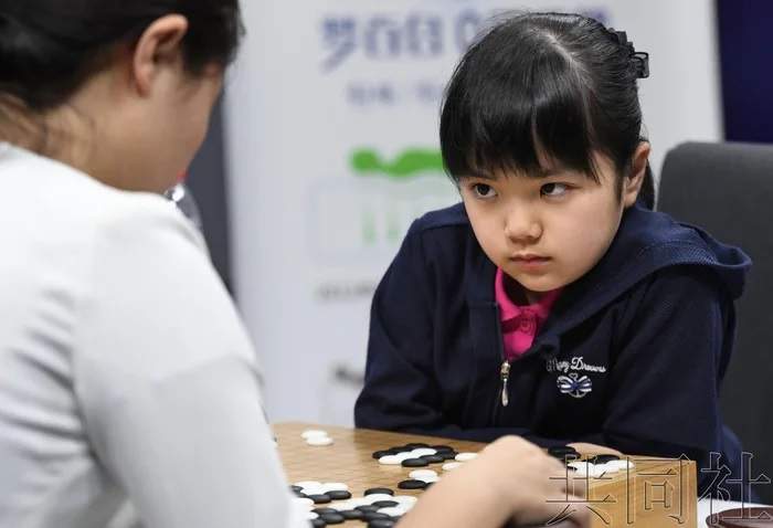 年僅10歲《職業棋士仲邑菫》她的冰霜之瞪連外國網友都折服