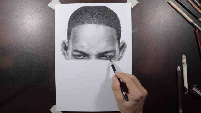 有神快拜《畫畫就像印表機一樣的素描高手》由上至下描繪完一張圖就完成了