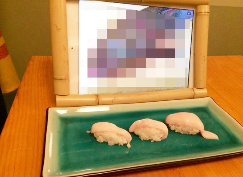 瞻仰遺容《邊吃壽司邊放大頭照給你看》這哪裡還有辦法吃的下去啊...