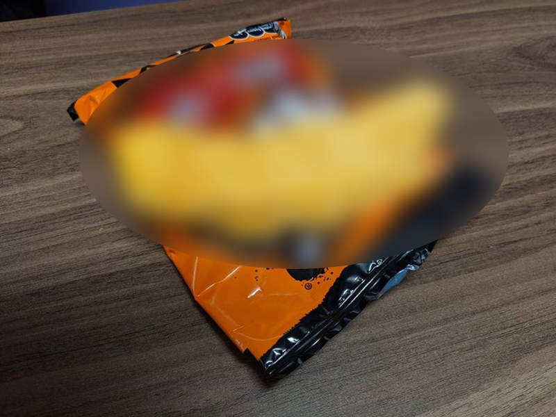 打開包裝意外發現《巨無霸零食》巨大尺寸讓人無法一口吃下阿～