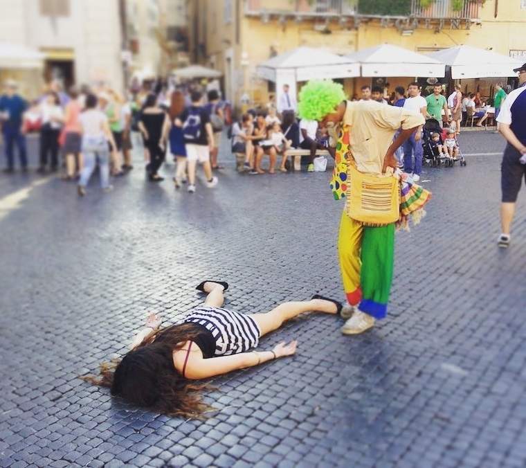 走到哪死到哪《屍體風拍照法》以後是不是每個景點前都會倒成一片？