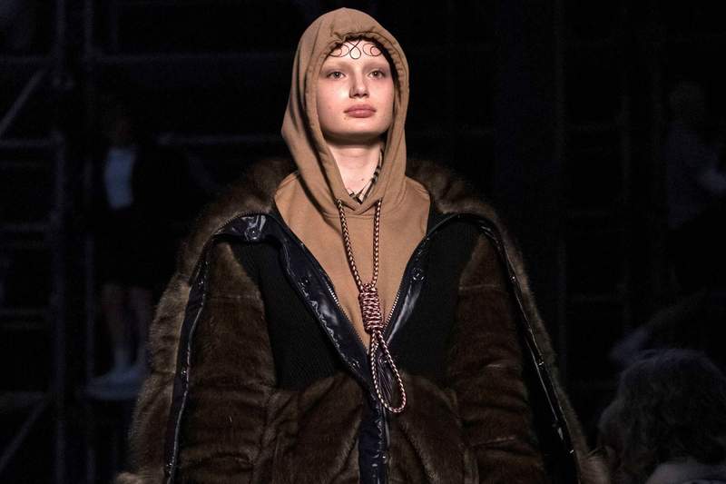 《Burberry自殺帽T》讓人聯想到上吊繩結的設計引發批判 《Burberry自殺帽T》讓人聯想到上吊繩結的設計引發批判