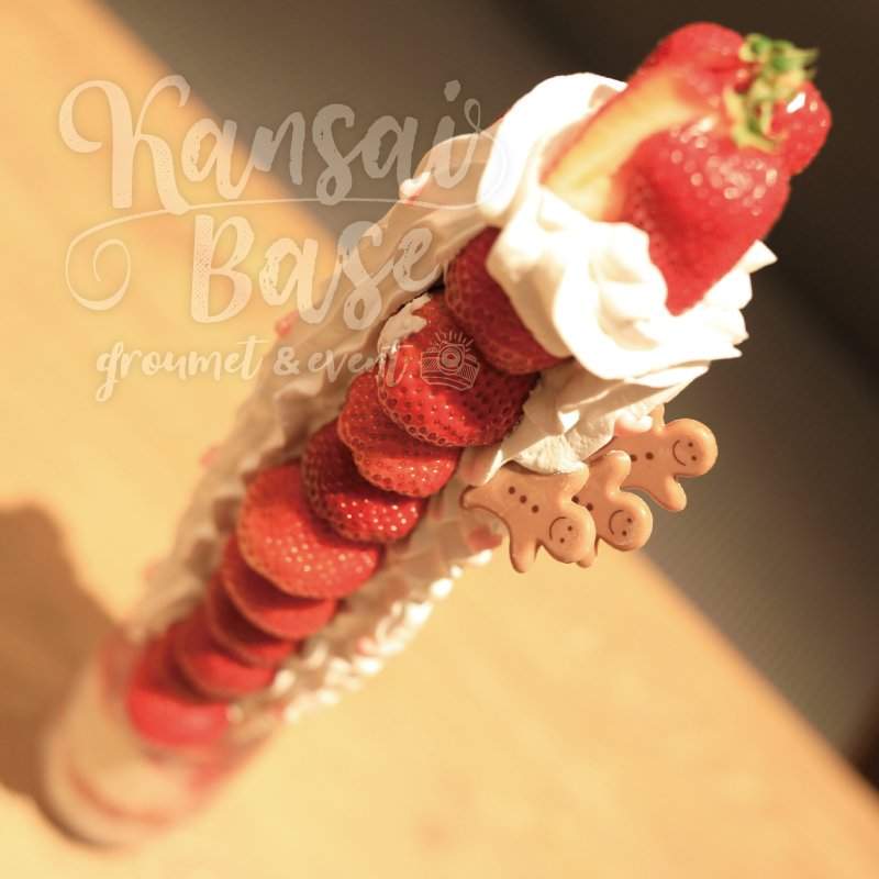 草莓控幸福時刻《草莓百匯山》也太高了～感覺端到桌前就會倒下