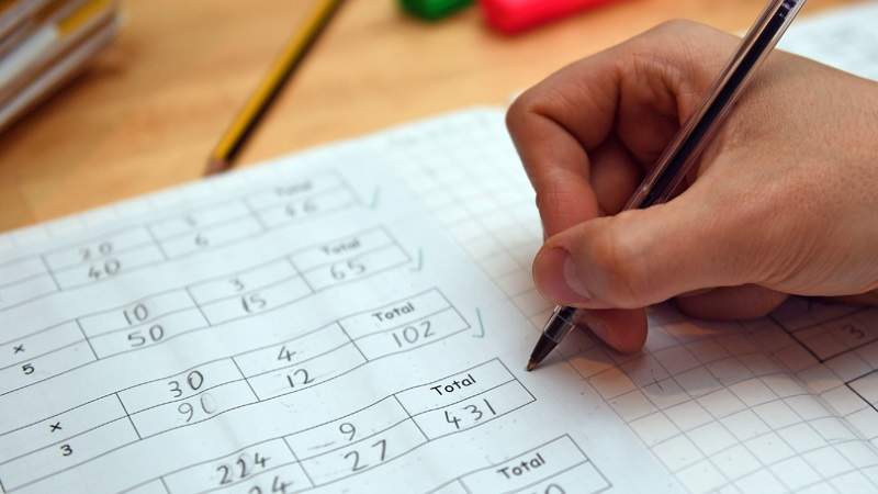 老師問學生《為什麼不寫作業》？學生這樣回答讓眾人啼笑皆非w