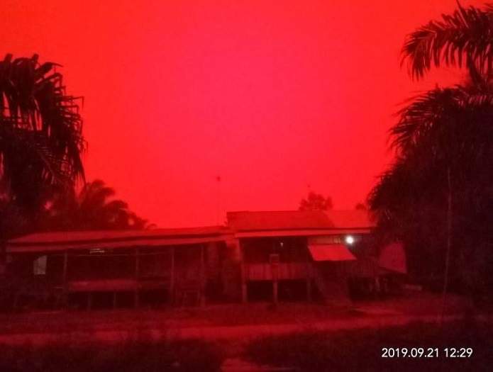 印尼村莊出現《血紅色天空》像遊戲裡世界末日場景 只不過這是真的... 印尼村莊出現《血紅色天空》像遊戲裡世界末日場景 只不過這是真的...