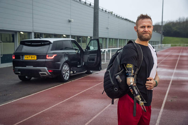 不用手也能開門 《Jaguar Land Rover》推出手勢感應開門系統