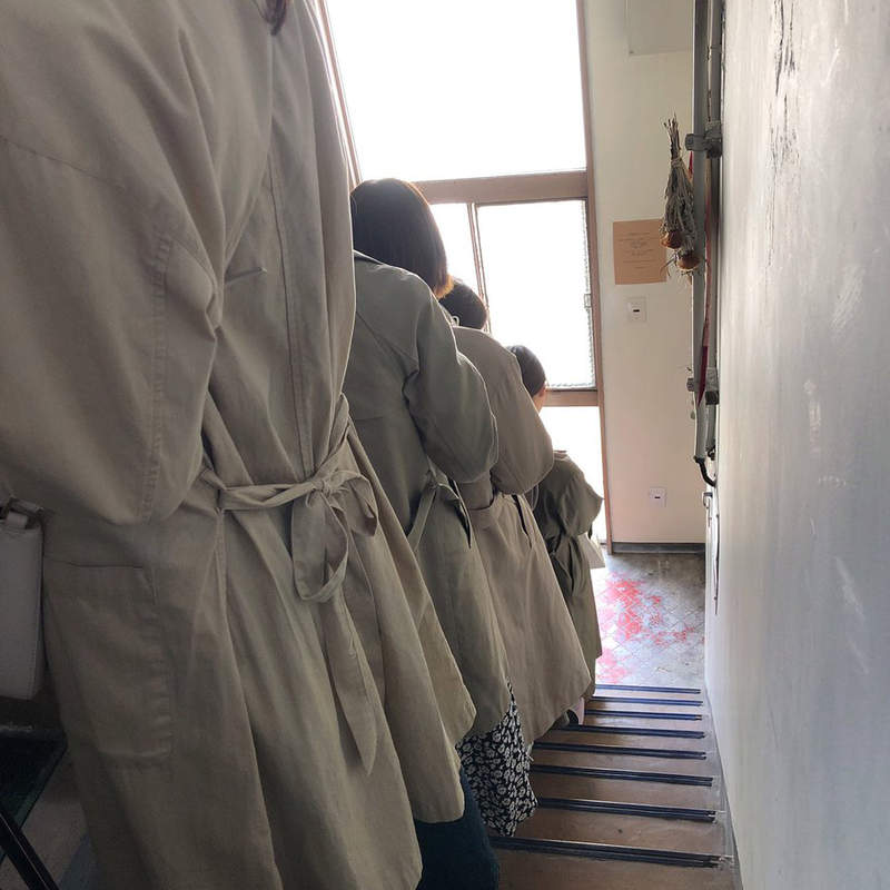 日本網友驚見《排隊名店奇景》彷彿理科男子格子襯衫率的撞衫奇蹟再現...