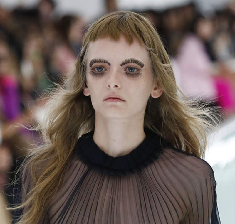 《假睫毛貼眉毛》2020春夏時裝週Gucci創新妝容為假睫毛重新定義...