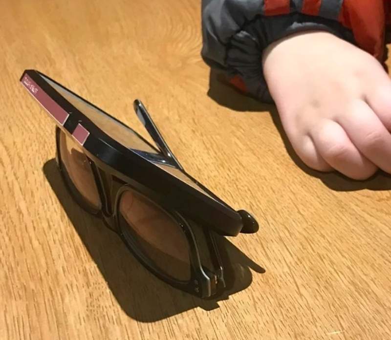 直接右鍵收藏《生活小物冷知識》原來墨鏡倒過來就可以變成手機架？