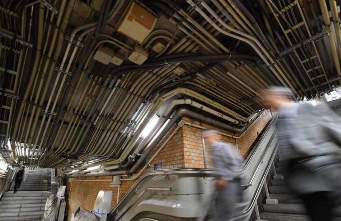 管線的美《四谷三丁目站》多達30條的水管並排在天花板上好壯觀 管線的美《四谷三丁目站》多達30條的水管並排在天花板上好壯觀