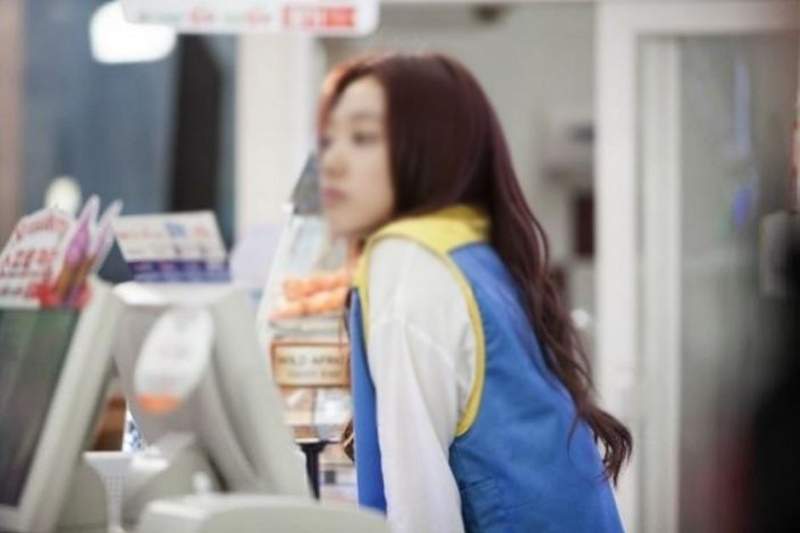 便利商店員工《邊吃飯邊結帳》網友問:我能客訴嗎?是店員太隨便還是客人太計較? 便利商店員工《邊吃飯邊結帳》網友問:我能客訴嗎?是店員太隨便還是客人太計較?