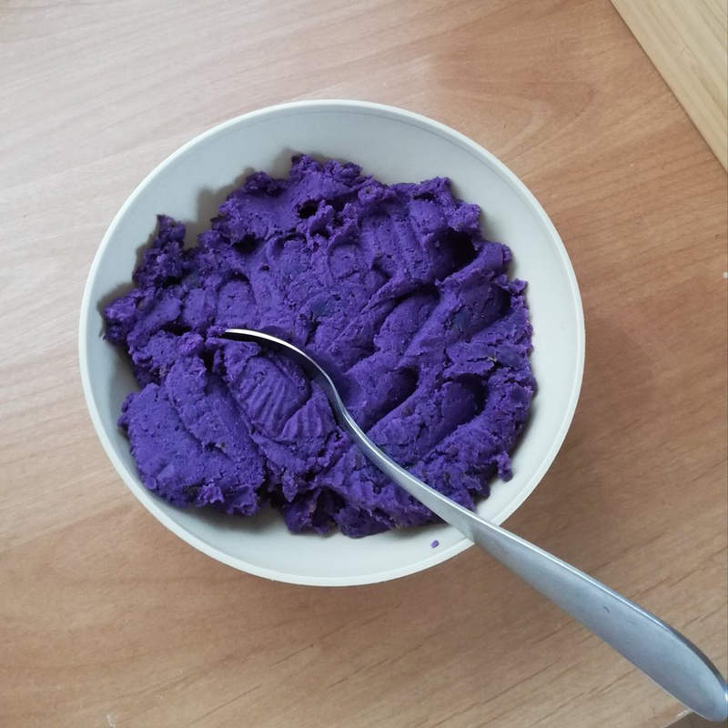 《魔界的食物》只要加入紫番薯就能讓食物看起來毒性十足...