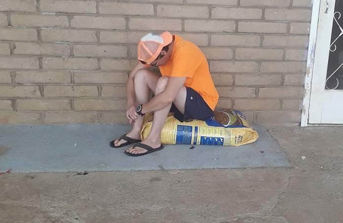 志工網友表示《生日想要狗飼料當禮物》結果這座狗糧山就開始不斷長高.....