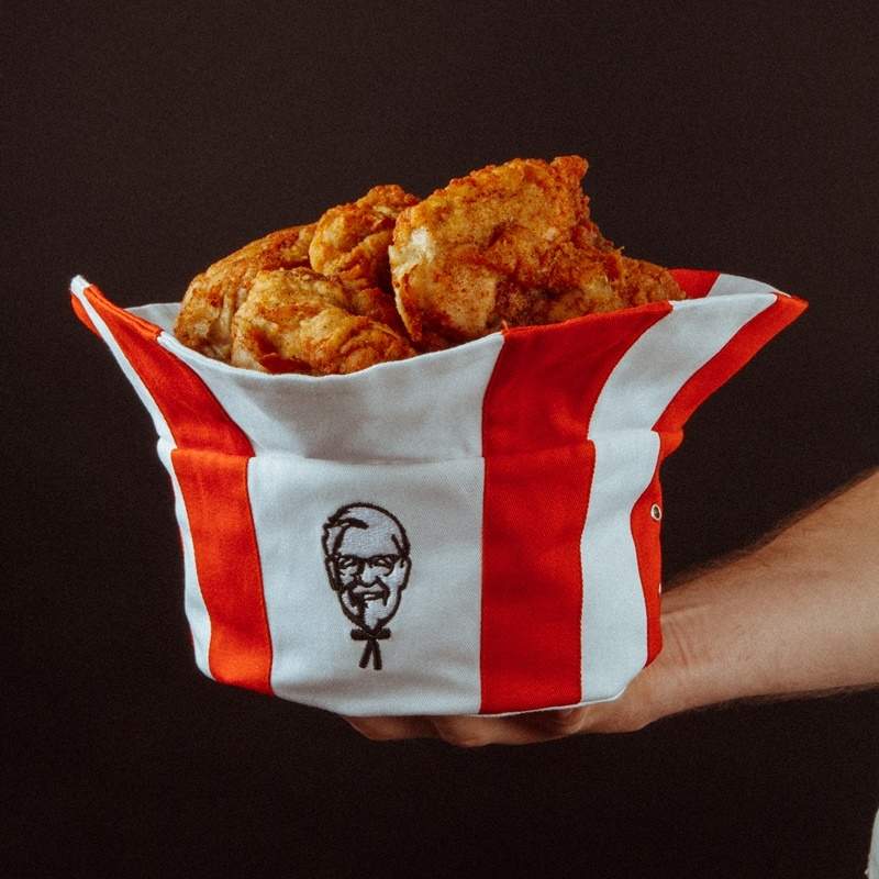 肯德基推出《炸雞桶漁夫帽》把帽子反過來就變成裝炸雞的「桶子」囉～