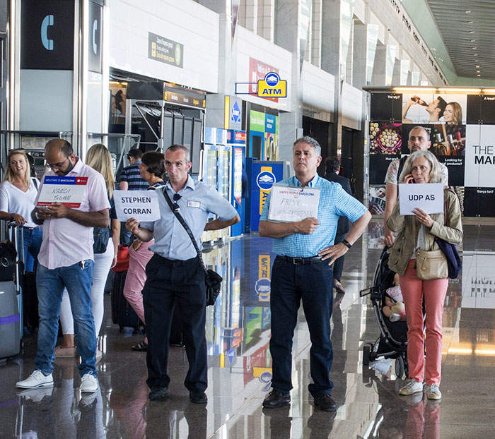 reddit網友分享《接錯人上錯車事件》可憐的司機先生 半路被警方用槍請下車...... reddit網友分享《接錯人上錯車事件》可憐的司機先生 半路被警方用槍請下車......