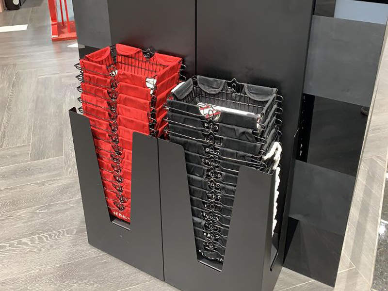 那些《讓人覺得貼心的設計》想要店員服務的話請拿紅籃,想自己逛就拿黑籃 那些《讓人覺得貼心的設計》想要店員服務的話請拿紅籃,想自己逛就拿黑籃