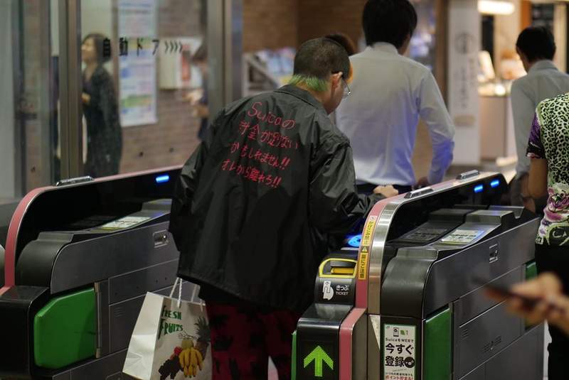 超天才《餘額不足外套》解救因餘額不足卡在票口還被後面人白眼的尷尬狀況... 超天才《餘額不足外套》解救因餘額不足卡在票口還被後面人白眼的尷尬狀況...