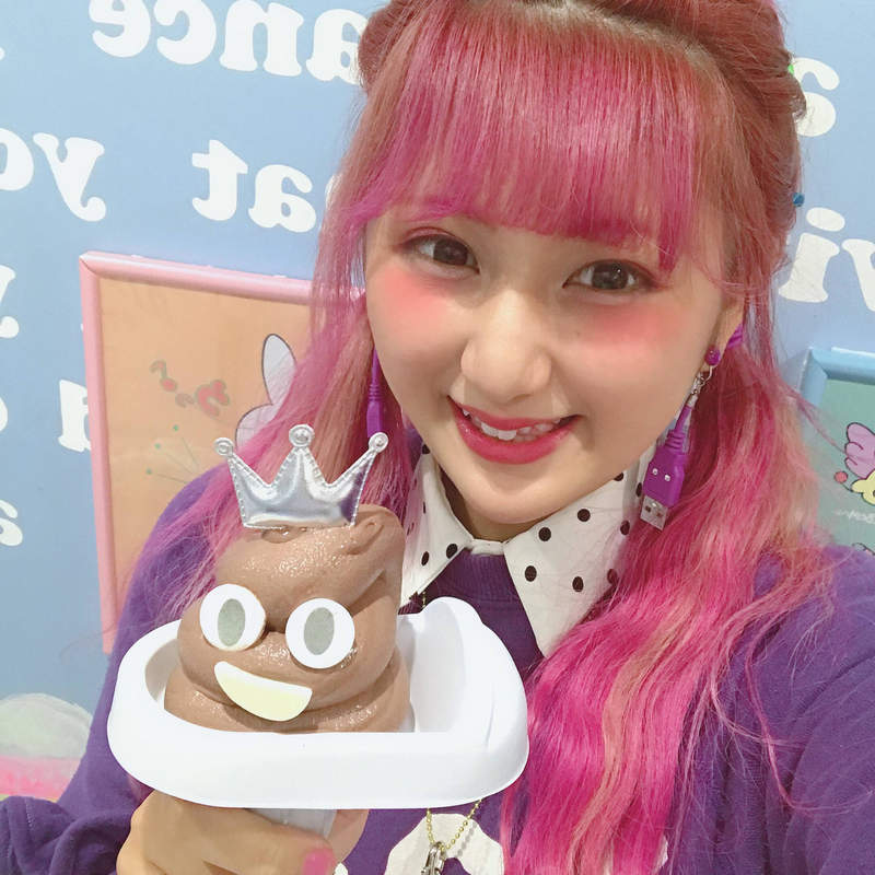 原宿人氣打卡甜點店新推《大便霜淇淋》一手奶瓶一手大便逛大街ww 原宿人氣打卡甜點店新推《大便霜淇淋》一手奶瓶一手大便逛大街ww