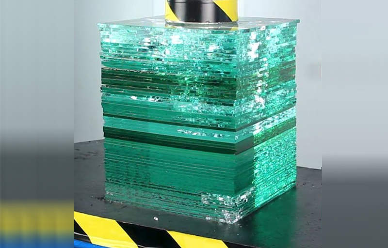 【有片】超衝擊《用液壓機壓爆玻璃》100噸的加壓威力效果十分驚人 【有片】超衝擊《用液壓機壓爆玻璃》100噸的加壓威力效果十分驚人