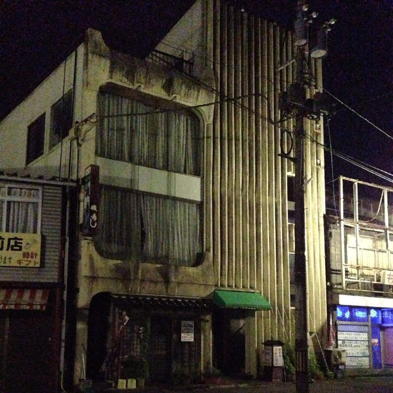 《詭異住宿經驗》簡直廢墟一般的商務旅館，帶來前所未有的住宿體驗...