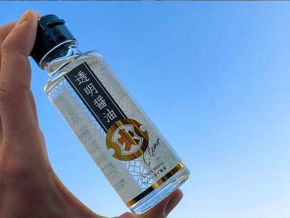 比水還透明的《透明醬油》拿塊豆腐倒一點你會發現在視覺上根本沒差XD 比水還透明的《透明醬油》拿塊豆腐倒一點你會發現在視覺上根本沒差XD