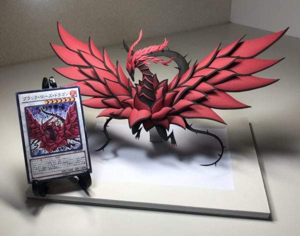 【神手工】《遊戲王黑薔薇龍》網友把卡牌圖案用紙雕完整重現超級強 【神手工】《遊戲王黑薔薇龍》網友把卡牌圖案用紙雕完整重現超級強