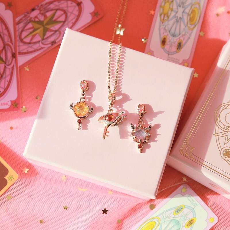 封印解除!《OST X 庫洛魔法使》聯名飾品登場 跟SPAO聯名衣一起穿嘟嘟好 封印解除!《OST X 庫洛魔法使》聯名飾品登場 跟SPAO聯名衣一起穿嘟嘟好