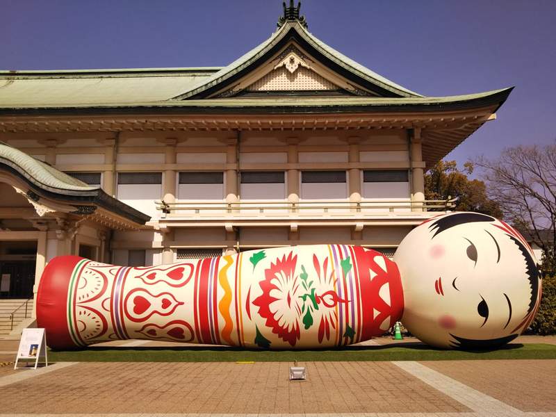 翻倒《巨型木芥子》京都出沒　如果猜錯誰在背後也會被爆頭嗎...（誤）