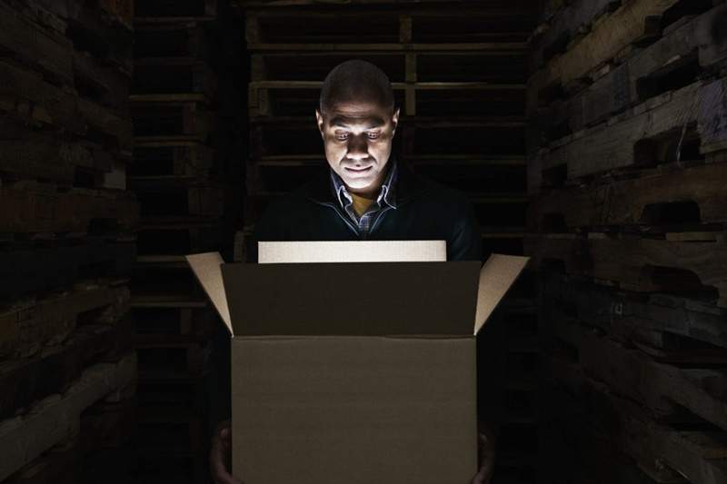 男友發現《女友的神祕盒子》打開後裡面物品讓他起雞皮疙瘩...