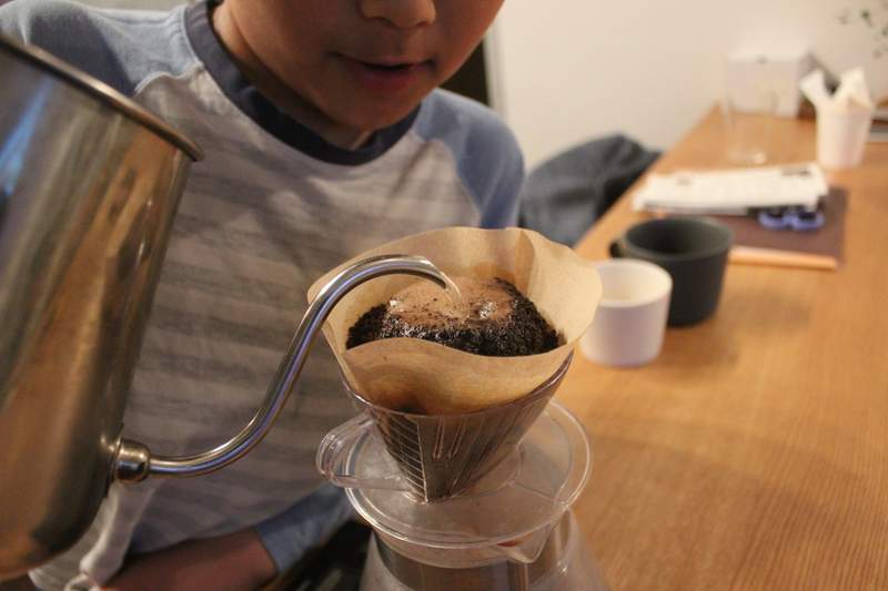 做生意的英才教育《小1創業家》跟老爸借的900日圓在家中開起咖啡店 做生意的英才教育《小1創業家》跟老爸借的900日圓在家中開起咖啡店