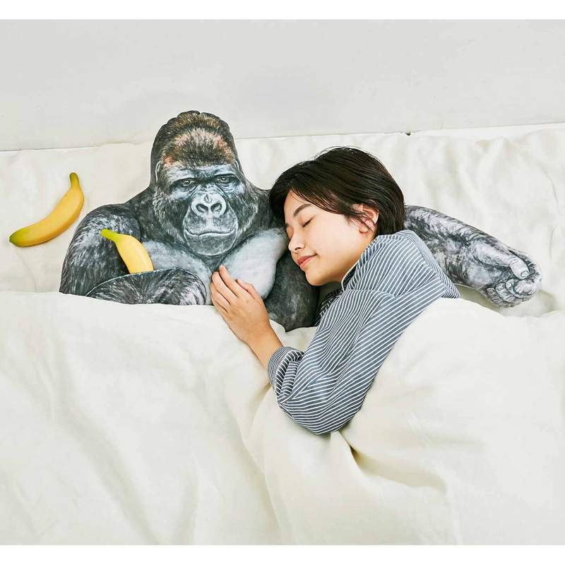 《型男大猩猩腕枕》讓你不用去動物園也能每晚在人氣猩猩的懷裡入睡...