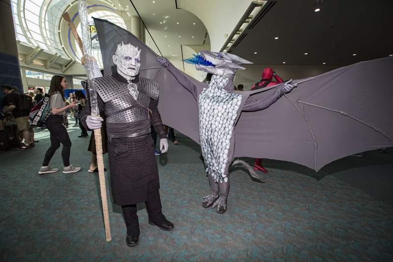 《聖地牙哥動漫展Cosplay》這隻龍好像中暑了,不如我們把他...... 《聖地牙哥動漫展Cosplay》這隻龍好像中暑了,不如我們把他......
