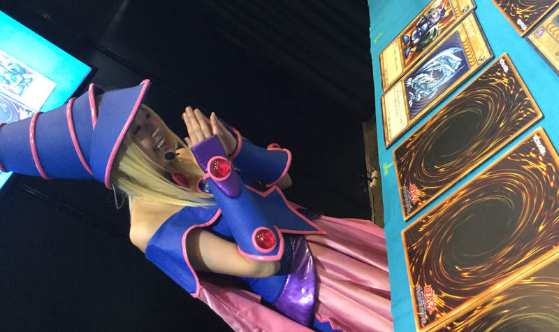 《遊戲王COSPLAY超吸睛》與大姐姐玩巨大遊戲王 贏了黑暗遊戲可不可以嘿嘿嘿…… 《遊戲王COSPLAY超吸睛》與大姐姐玩巨大遊戲王 贏了黑暗遊戲可不可以嘿嘿嘿……