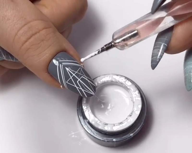 網路瘋傳《幾何指彩》影片 不用輔助就畫這麼直是什麼妖術？