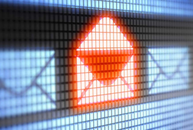 《被老闆用Email開除》網友徵求最佳應對方式 應該酸回去還是放手呢...? 《被老闆用Email開除》網友徵求最佳應對方式 應該酸回去還是放手呢...?