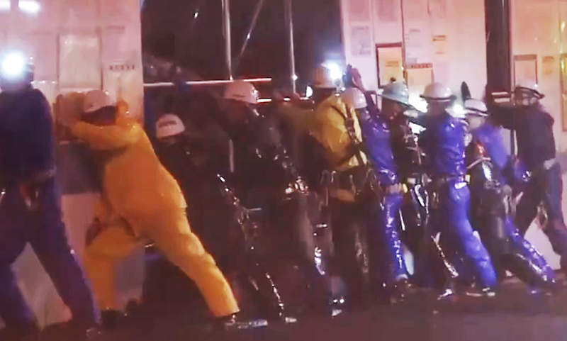 《颱風天的謎之行為》日本工人讓外國人一頭霧水狂吐槽 沒人知道他們究竟想要做什麼…… 《颱風天的謎之行為》日本工人讓外國人一頭霧水狂吐槽 沒人知道他們究竟想要做什麼……