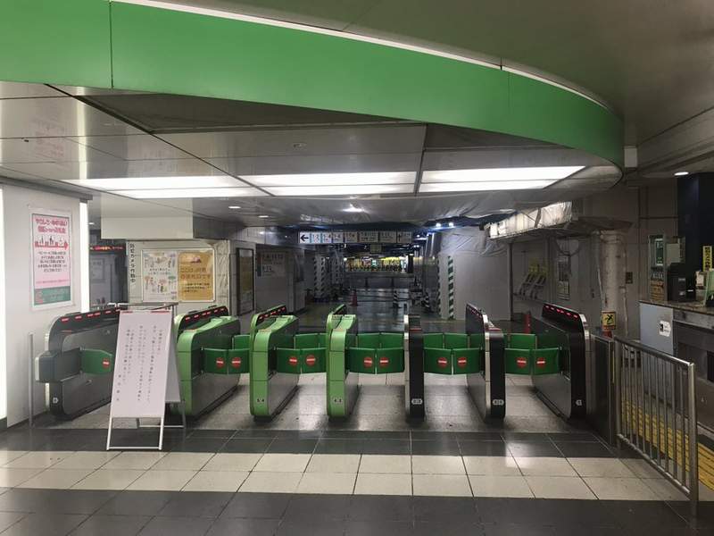 《颱風天的新宿車站》空無一人的車站出口，讓人驚覺過去從未發覺的意外事實......