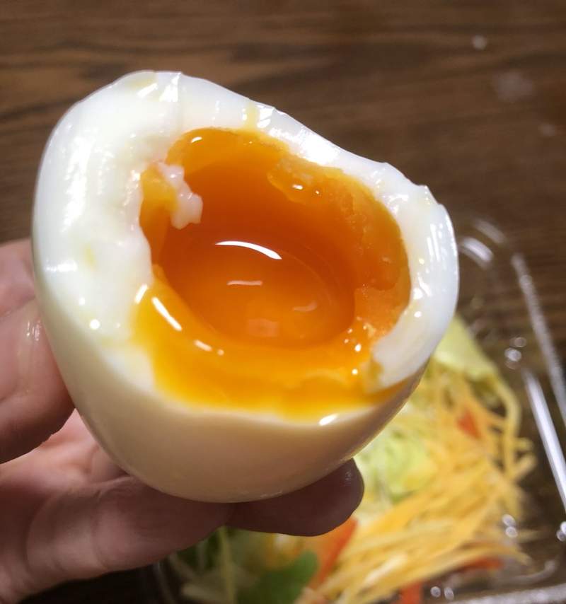 只要六分鐘《半熟蛋的簡易做法》看到蛋黃流出的瞬間心中的那份成就感好高XD