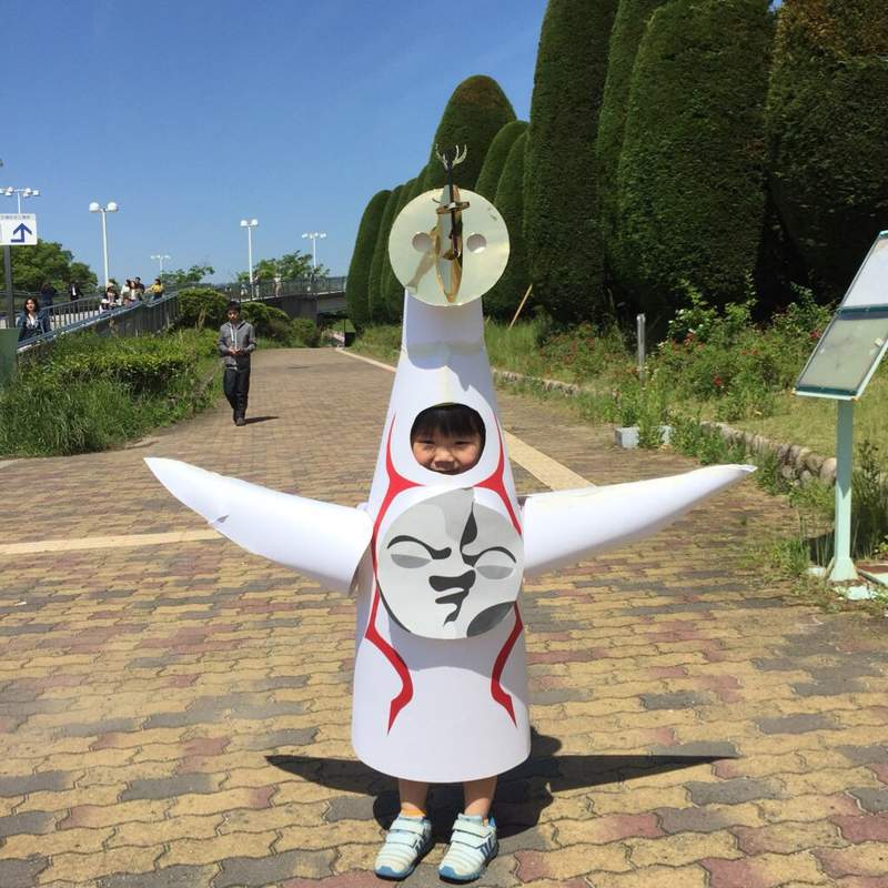 爸爸手作《紙製太陽塔裝》於是鵝子成為萬博公園裡比本尊更吸睛的焦點ww 爸爸手作《紙製太陽塔裝》於是鵝子成為萬博公園裡比本尊更吸睛的焦點ww