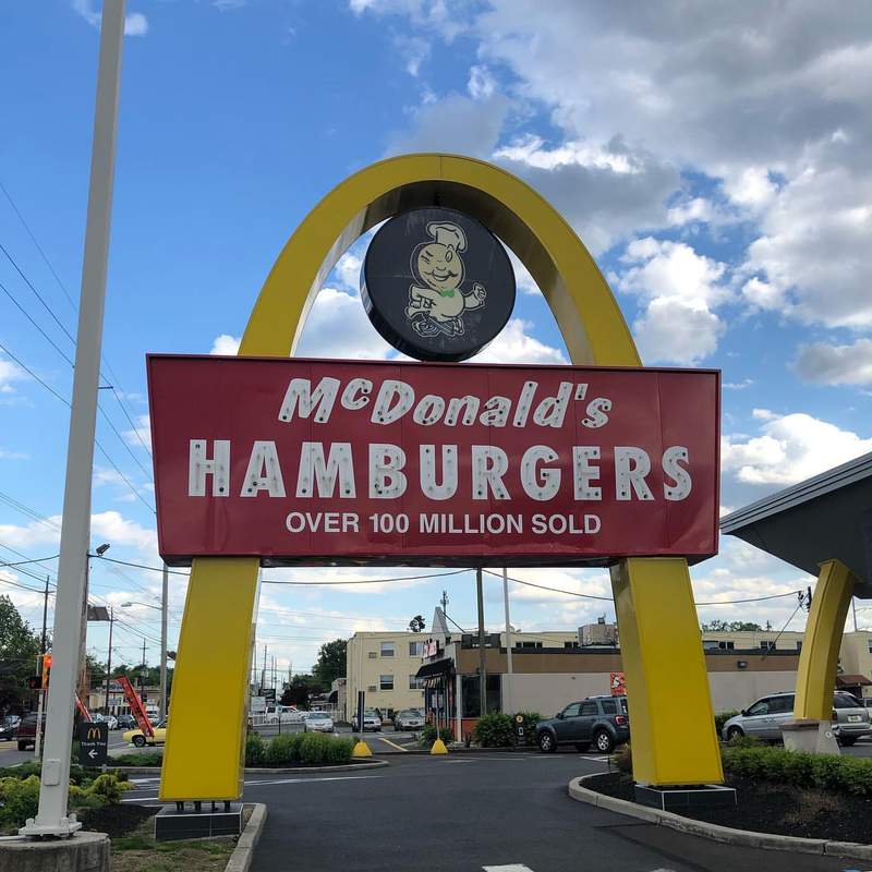 《麥當勞的衝擊事實》乍看以為山寨版的招牌,原來是麥當勞的原始LOGO!? 《麥當勞的衝擊事實》乍看以為山寨版的招牌,原來是麥當勞的原始LOGO!?