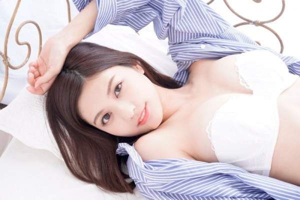 日本賽車皇后《林ゆめ》讓人無法忽略那纖細到不行的腰身