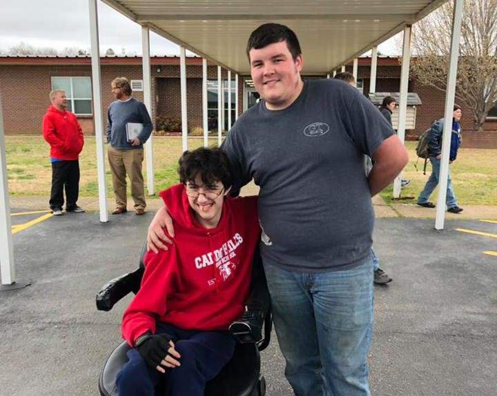 超暖心《為朋友存兩年錢》就為了替他買電動輪椅 超暖心《為朋友存兩年錢》就為了替他買電動輪椅