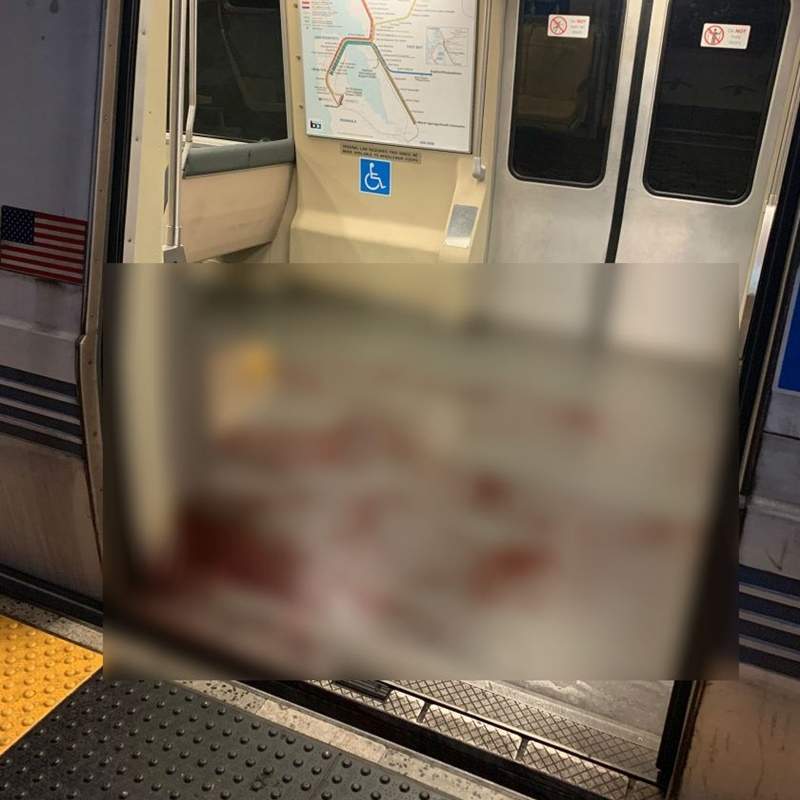 網友討論《車廂內的紅色液體》是血跡嗎?該不會又發生殺人事件了吧... 網友討論《車廂內的紅色液體》是血跡嗎?該不會又發生殺人事件了吧...