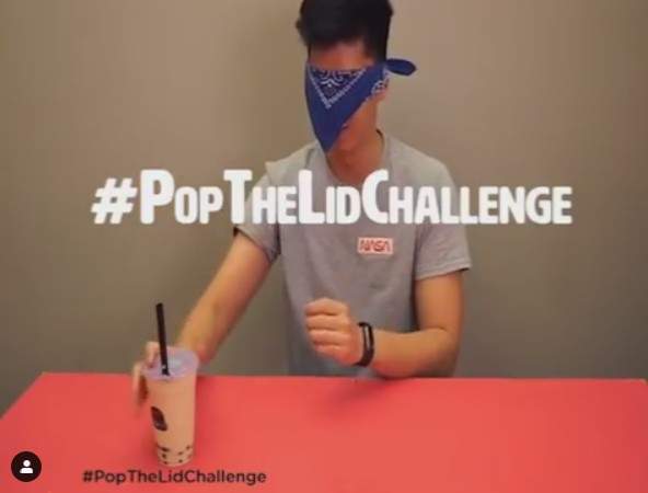 社群風潮《蒙眼插珍奶》玩太嗨小心會插爆飲料灑滿地唷XD 社群風潮《蒙眼插珍奶》玩太嗨小心會插爆飲料灑滿地唷XD